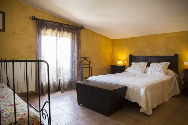Hab. con cama 1,50 + baño + cama 90