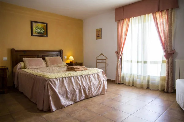 Hab. con cama 1,50 + baño + sofá-cama 80