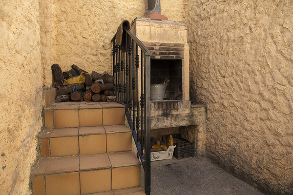 PATIO CON BARBACOA Y SALIDA AL EXTERIOR